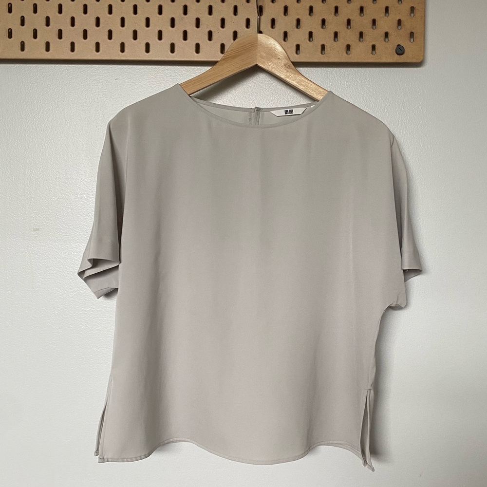 🐰SILKY GREY UNIQLO SHORT SLEEVE BLOUSE🐰
